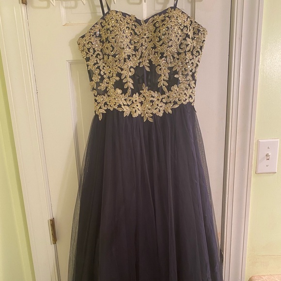 Prom Dress - Picture 1 of 7